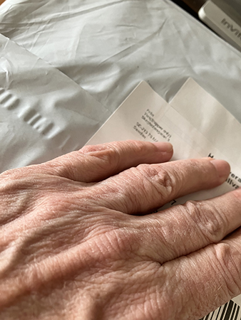 Min hand på paket från Kina