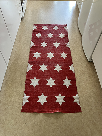 Plastmatta röd med vita stjärnor till köket
