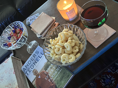 Fredagskväll med godis snacks vin och boken Tankar efter en pandemi