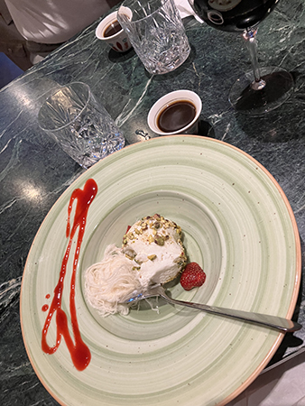 Glass och kardemummakaffe på Byblos