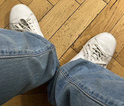 Mina fötter och jeansben i väntrummet
