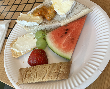 Ost kex bröd melon druvor hjortronsylt kolakaka Es födelsedagsfrukost