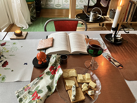 Ostassiett rödvin Hopptimisten bokuppslag tända ljus