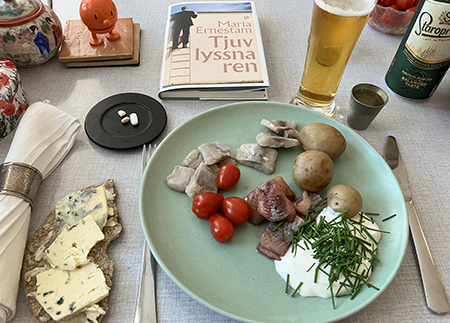 Sill och potatis med tillbehör öl och snaps Hopptimisten boken Tjuvlyssnaren