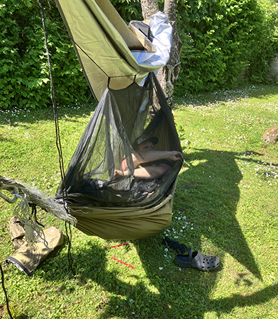 Äldste PinneochFEMsonen i sin hängmatta