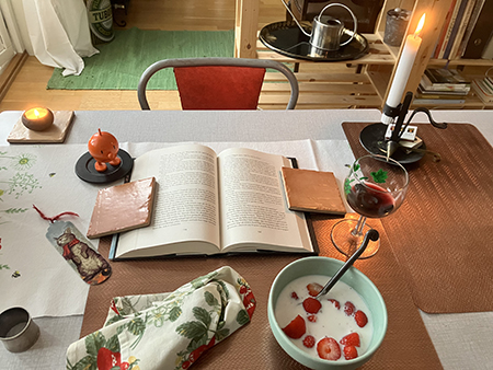 Jordgubbar o mjölk tända ljus bokuppslag Hopptimisten en skvätt rödvin