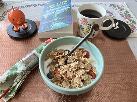Måndagsfrukost med Hopptimisten och boken Blåklockor som klingar på natten