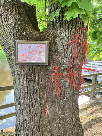 Träd med skylten Det är bara tillsammans vi kan fixa det här