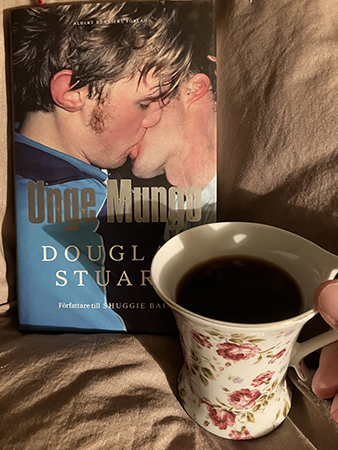 Unge Mungo o kaffe på sängen i söndagsmuggen Unge Mungo o kaffe på sängen i söndagsmuggen