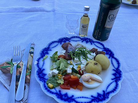 Midsommaraftonstallrik på farmors och farfars tallrik