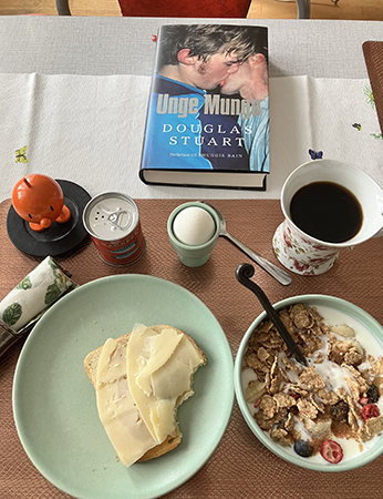 Söndagsfrukost med rostat ägg fil Unge Mungo o Hopptimisten