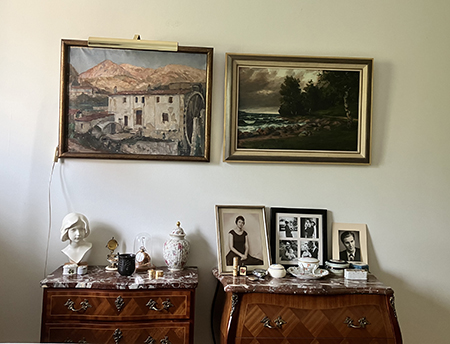 Två tavlor och två byråar i sovrummet