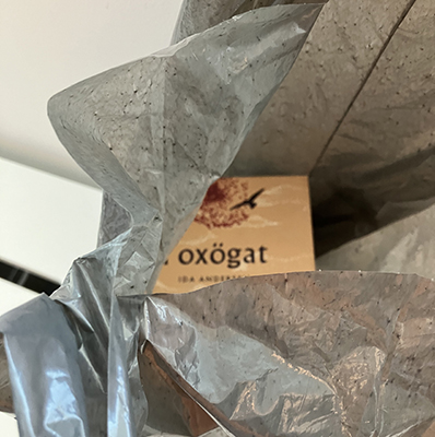 Kasse med bland annat boken I oxögat