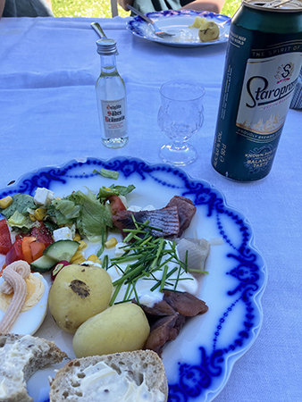 Midsommaraftonstallrik och annan snaps