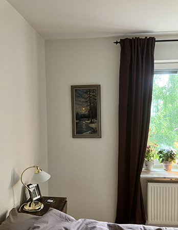 Sista tavlan hängd i sovrummet