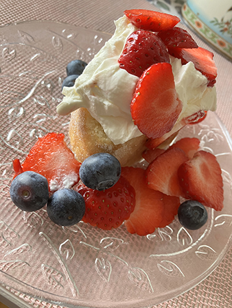 Annas rulltårtsbakelse med grädde och bär