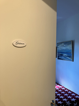 Skylt Gästrum på dörren till gästrummet