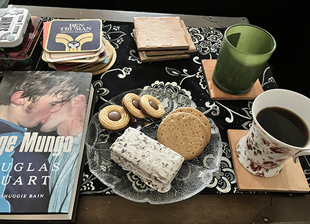 Eftermiddagsfika med glass digestive Ballerina o Unge Mungo Eftermiddagsfika med glass digestive Ballerina o Unge Mungo