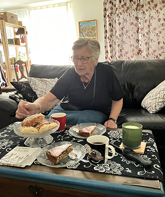 Annas snälla mamma på fika på St Ollie