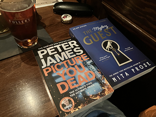 Böckerna Picture you dead och The mystery guest