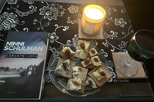 Boken Käraste Lena ostassiett ett glas ripasso o tänt ljus