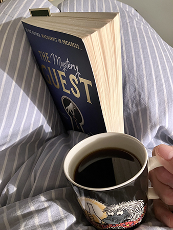 Cirka 100 sidor kvar i The Mystery Guest och kaffe på sängen