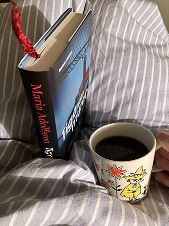 Cirka 50 sidor kvar i Tiga som muren och kaffe på sängen