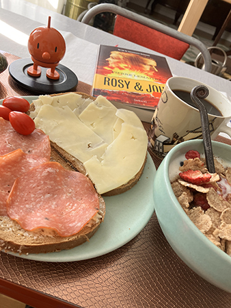 Frukost med Hopptimisten Rosy o John mackor kaffe fil