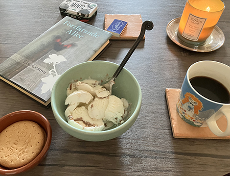 Kvällsfika vid nya soffbordet Kvällsfika vid nya soffbordet