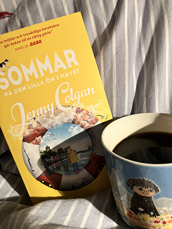 Läsning av gula sommarboken o kaffe på sängen