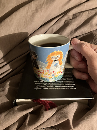 Läsning och kaffe på sängen