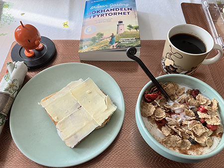 Lördagsfrukost med familjen och Bokhandeln i fyrtornet