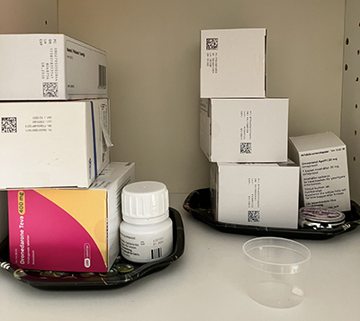 Medicinförpackningar i skåp Medicinförpackningar i skåp