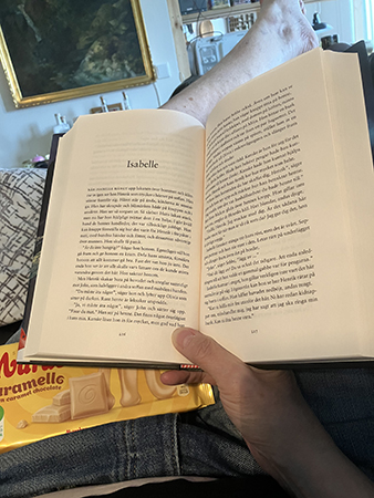 På soffan med bok o choklad
