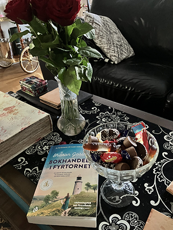Rosor lördagsgodis och boken Bokhandeln i fyrtornet