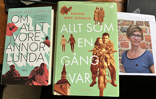 Sanna Mac Donald med sina böcker Om allt vore annorlunda o Allt som en gång var
