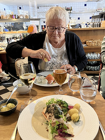 Köster kramar citron på laxen