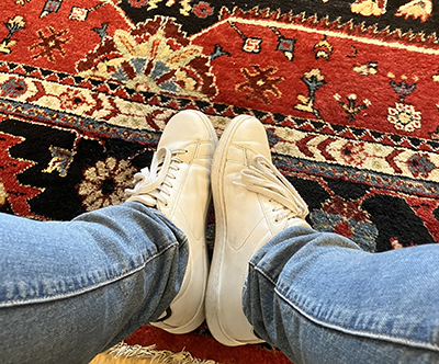 Mina jeansben o vita gympadojor på mattan i väntrummet utanför lab på vc