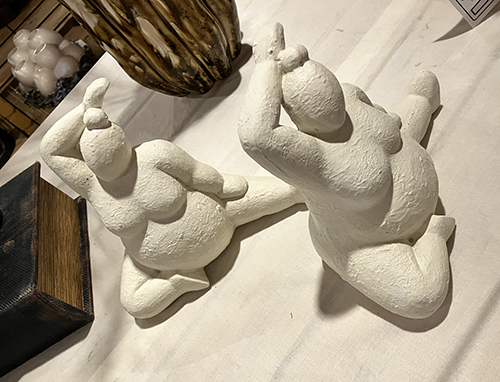 Nakna vita runda kvinnofigurer Ulfåsa möbler