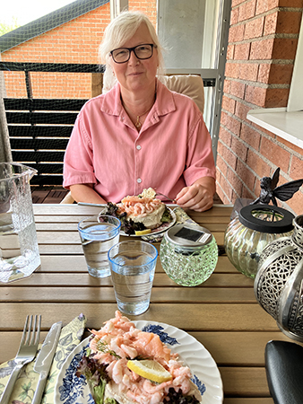 Anna på sin balkong med räkbomb