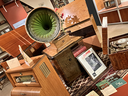 Radiogrammofon och trattgrammofon rundradiomuseet