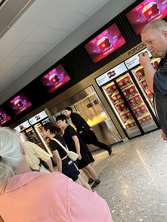 Mor och son inne på nya Filmstaden