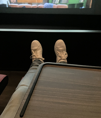 Mina fötter och ett ben i fåtölj på nya Filmstaden