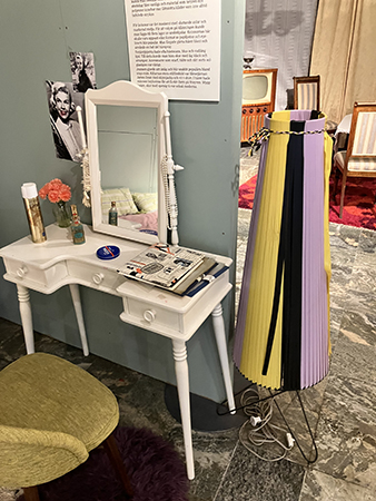 Tonårsrum med golvlampa av plastband rundradiomuseet