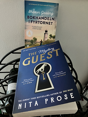 Böckerna The Mystery Guest och Bokhandeln i fyrtornet
