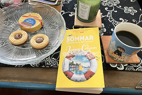 Eftermiddagsfika och gula sommarboken