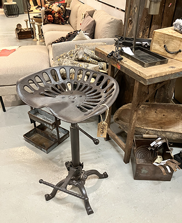 En stol gjord av traktorsäte Ulfåsa möbler