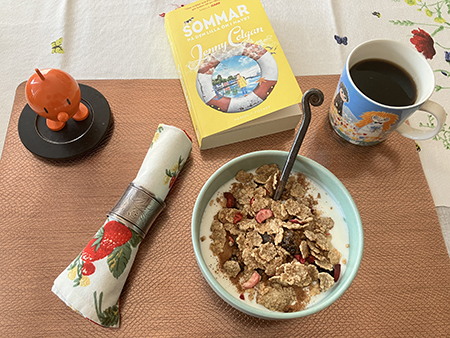 Första frukost med familjen Hopptimisten o en bok