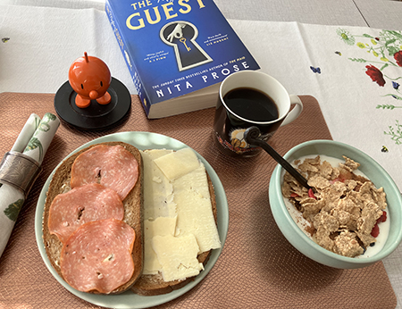 Fredagsfrukost med familjen fil mackor o kaffe