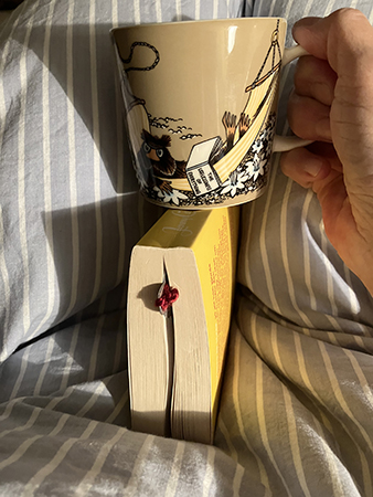 Halvvägs i gula sommarboken och kaffe på sängen